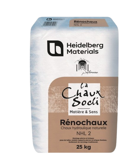 Sac de 25 kg de chaux hydraulique naturelle (NHL 2) de la marque "Heidelberg Materials", gamme "La Chaux Socli". L'emballage est principalement blanc avec un bandeau beige au centre indiquant le produit "Rénochaux", sous le logo de la gamme avec le slogan "Matière & Sens".